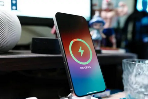 滦平苹果15换屏服务分享用什么充电器给iPhone15充电更好 